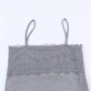 Graues Mini-Top mit Spitzenbesatz, Blumenstickerei und feinen Spaghetti-Trägern für Damen