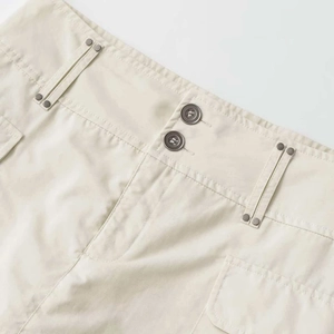 Jupe cargo beige à taille haute avec double boutonnage et rivets métalliques