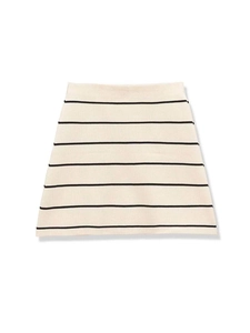 Vista dettagliata della gonna a trapezio in maglia con classiche strisce bianche e nere