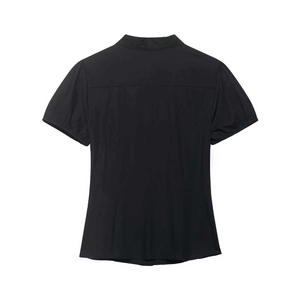 Close-up of the back tailoring and princess seams on this black short sleeve shirt