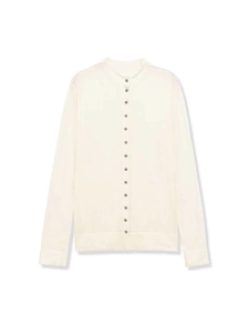 Dettaglio del cardigan in maglia bianco panna con trama a coste e chiusura a bottoni