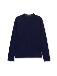 Dettaglio del retro del cardigan in maglia blu navy con polsini a coste su sfondo bianco