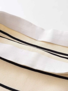 Dettaglio della trama in maglia a righe e della fascia elastica di un set coordinato due pezzi