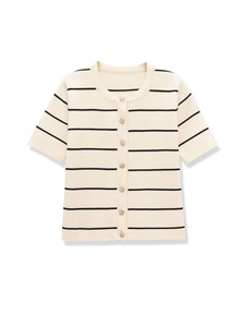 Dettaglio del cardigan in maglia con bottoni dorati vintage e strisce nere su fondo beige