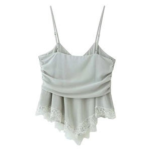 Dettaglio del top in georgette verde chiaro con pizzo floreale bianco e scollatura a pieghe