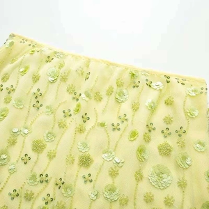 Jupe courte minimaliste jaune clair avec broderies florales 3D en paillettes et perles