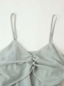 Dettaglio del top a canotta con scollo a V, design arricciato e spalline sottili regolabili