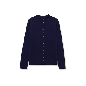 Cardigan in maglia blu scuro da donna con scollo rotondo e bottoni su sfondo bianco