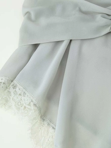 Dettaglio ravvicinato in chiffon grigio-blu chiaro con delicato bordo in pizzo floreale