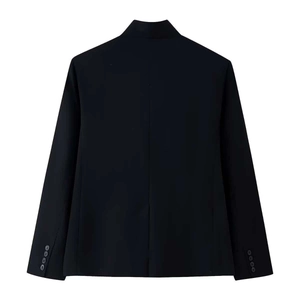 Vue arrière d'un blazer noir à col montant avec poignets boutonnés et coutures ajustées