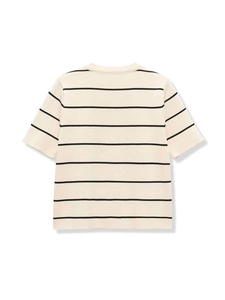 Dettaglio del top in maglia bianco crema con strisce nere orizzontali e girocollo classico