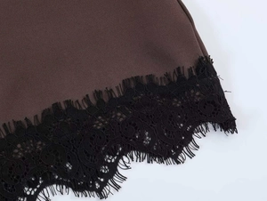 Κοντινό πλάνο σε καφέ ύφασμα twill με λεπτομέρεια από μαύρη δαντέλα στις άκρες