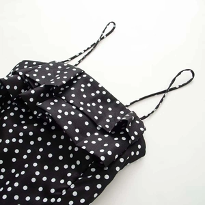 Sommerliches Retro-Pünktchenkleid mit Rüschen am Ausschnitt und schmalen Trägern