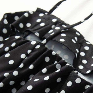 Retro schwarz-weiß gepunktetes Trägerkleid mit Rüschendetails und schmalen Trägern