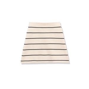 Gonna svasata minimalista in maglia bianco crema con strisce nere e tessuto elasticizzato