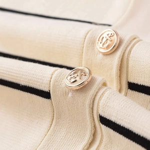 Cardigan in maglia a righe panna e nero con bottoni dorati decorativi con ancora