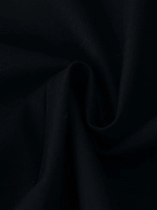 Gros plan sur la texture du tissu sergé noir avec des détails de drapé naturel