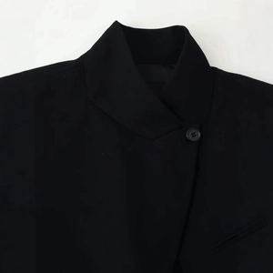 Blazer noir minimaliste à col montant pour femme avec un revers au design asymétrique