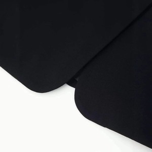 Veste de blazer noire à col montant avec texture sergée fine et ourlet minimaliste