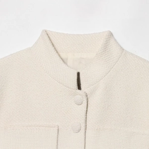 Veste courte en tweed blanc crème avec col montant et détails de tissu texturé