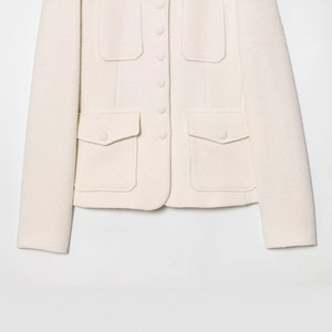 Veste en tweed crème élégante pour femme avec col montant et détails à quatre poches