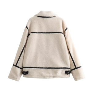 Vista posteriore della giacca in shearling crema con finiture in ecopelle nera e fibbie