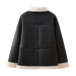 Veste pour femme en similicuir noir avec bordure en peau lainée blanche et coutures