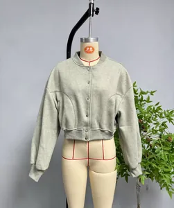 Detail der grauen Bomberjacke mit Druckknöpfen und gerippten Strickbündchen