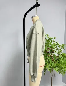 Detail der kurzen Bomberjacke mit Stehkragen und elastischem Saum an der Schneiderpuppe