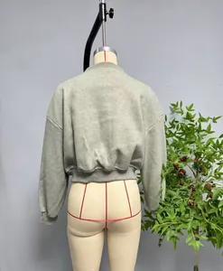 Rückansicht einer kurzen salbeigrünen Fliegerjacke mit überschnittenen Schultern und Saum