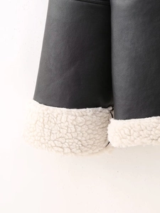 Détail du poignet d'une veste en cuir noir avec doublure épaisse en laine de mouton
