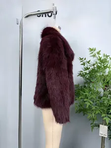Détail du manteau en fausse fourrure bordeaux montrant la texture moelleuse sur mannequin