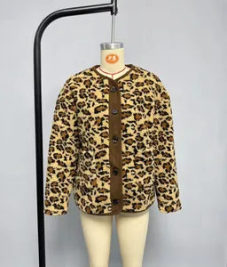 Détail de la veste léopard en polaire avec bordure marron et fermeture à boutons noirs