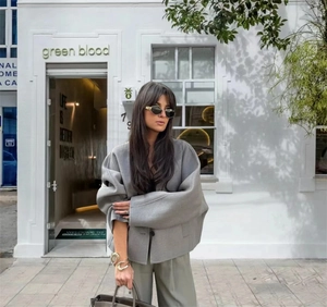 Détail du manteau gris oversize en laine avec épaules tombantes et coupe style kimono