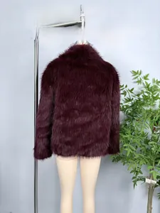 Vue arrière d'un manteau épais en fausse fourrure bordeaux pour l'hiver sur mannequin