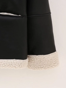 Détail de veste en similicuir noir avec doublure sherpa chaude et coutures de haute qualité