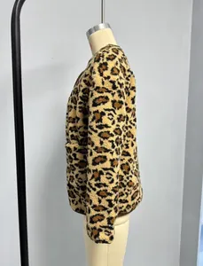 Détail de la veste en polaire léopard avec poches latérales et texture douce en fausse fourrure