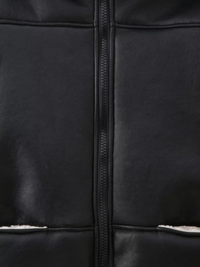 Détail de la fermeture éclair d'une veste en cuir noir avec doublure en molleton blanc