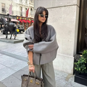 Manteau en laine gris oversize chic avec épaules tombantes dans une rue européenne