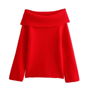 Elegante suéter de punto rojo brillante con hombros descubiertos y cuello vuelto ancho