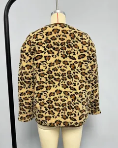 Détail du dos d'une veste en polaire à imprimé léopard avec bordures marron foncé