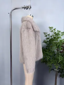 Détail du manteau en fausse fourrure gris-violet avec texture pelucheuse et revers large