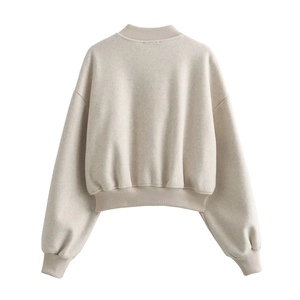 Detailansicht der Rückseite einer beigen kurzen Jacke mit Rippbündchen und Drop-Shoulder