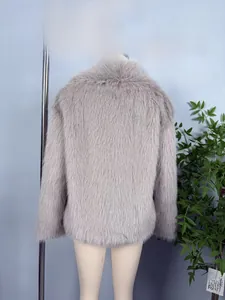 Vue arrière d'un manteau en fausse fourrure grise avec une texture épaisse et pelucheuse