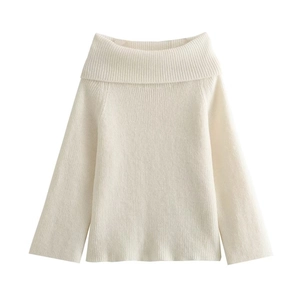 Elegante suéter de punto blanco marfil con hombros descubiertos, textura de canalé y manga larga