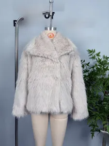 Détail du revers large et de la texture épaisse de ce manteau gris en fausse fourrure