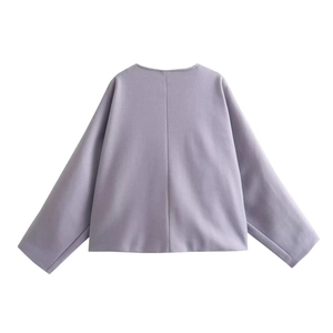 Vue arrière du manteau en laine lavande avec couture dorsale et texture de tissu fine