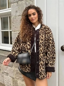 Détail de la veste en polaire léopard montrant la texture et la fermeture à boutons