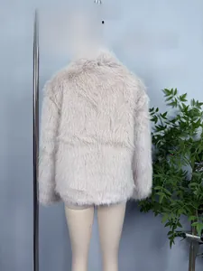 Détail d'un manteau d'hiver en fausse fourrure beige avec une texture épaisse et douce