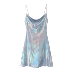 Vestido mini holográfico azul claro con tirantes de cadena y elegante cuello drapeado